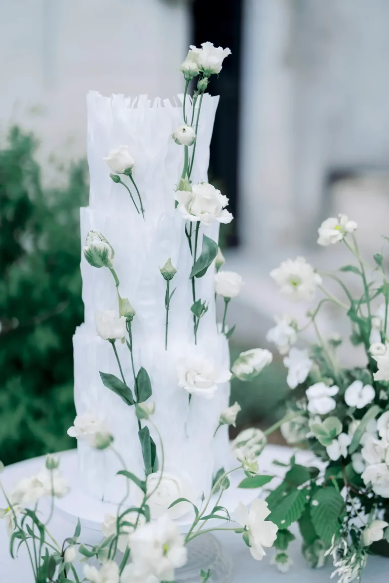 Wedding cake contemporain avec design épuré créé à Dijon