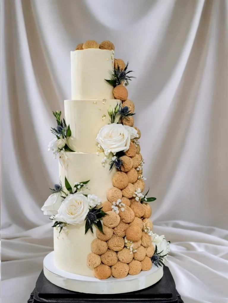 Pièce montée choux mariage croquembouche moderne avec fleurs Dijon Bourgogne Franche-Comté