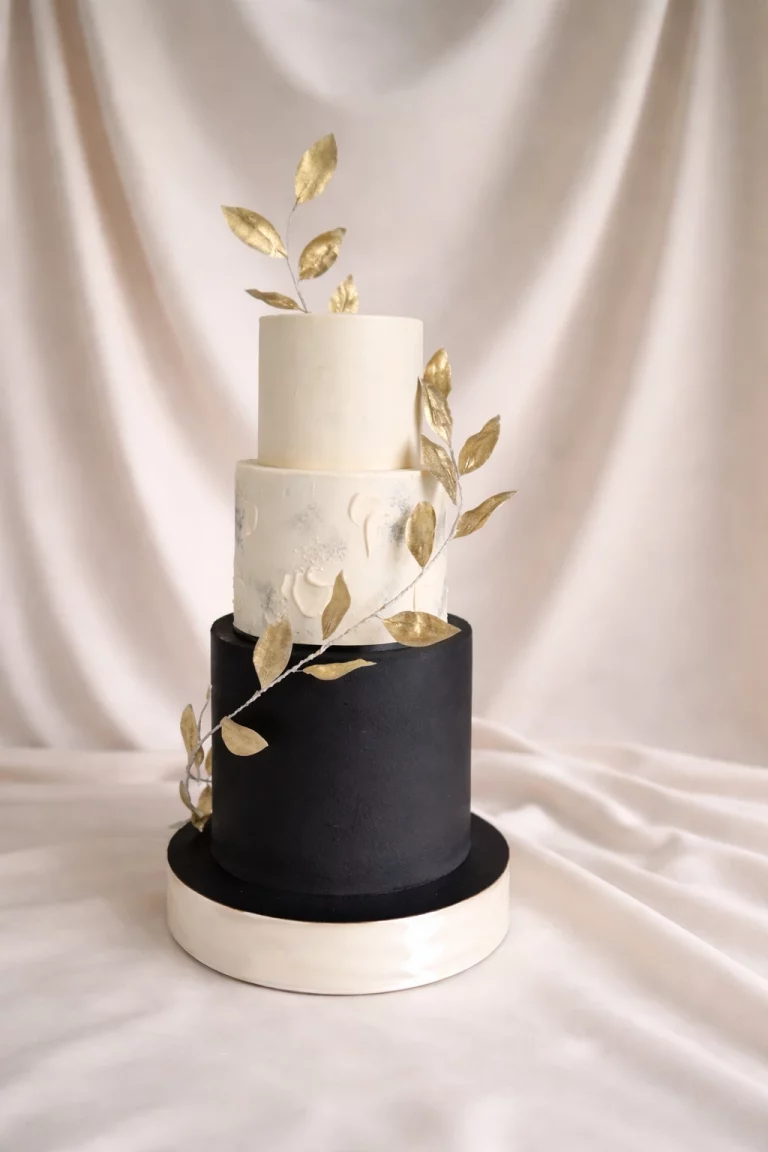 Wedding cake Dijon Bourgogne Franche-Comté noir et blanc avec feuilles dorées