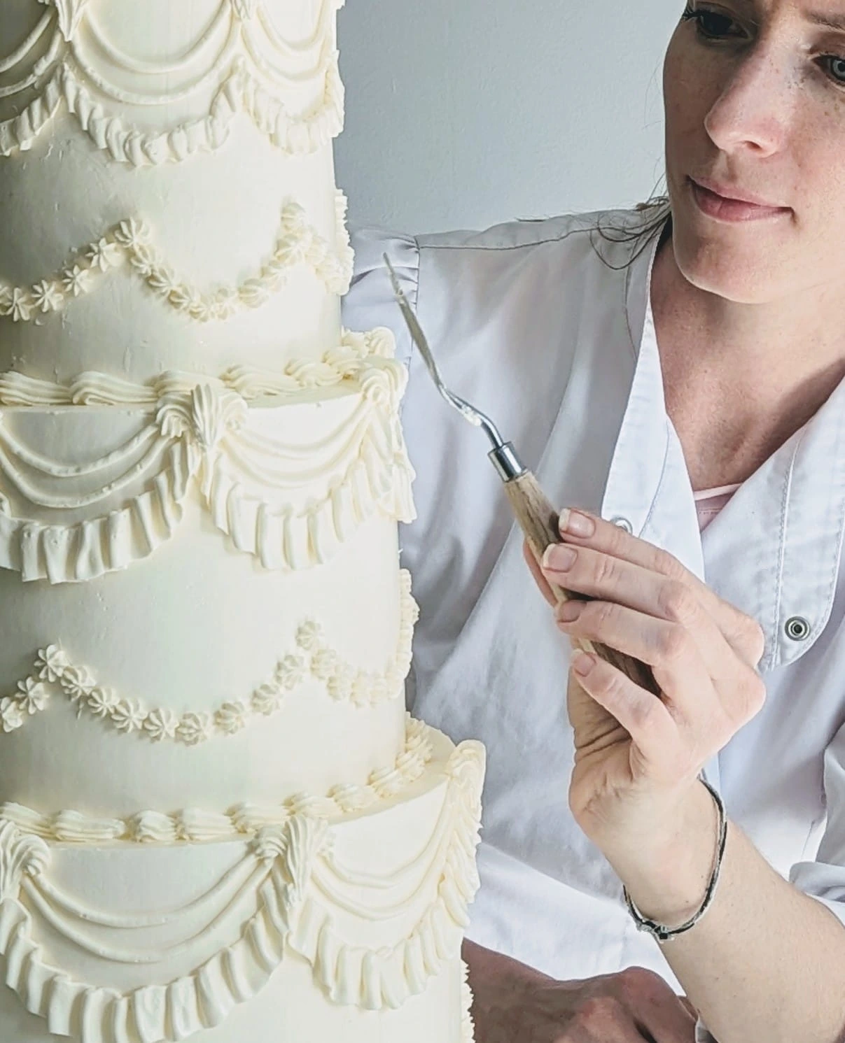 Cake designer à Dijon décorant un wedding cake en Bourgogne